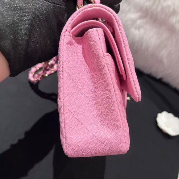 Classic CHANEL Bag: A Stylish and Versatile Choice for Elegance - Picture 5 of 6